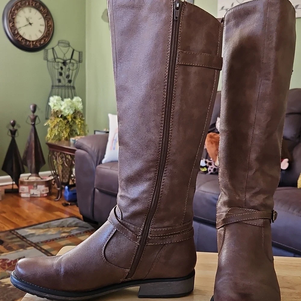 Bare Traps Boots - Picture 2 of 9